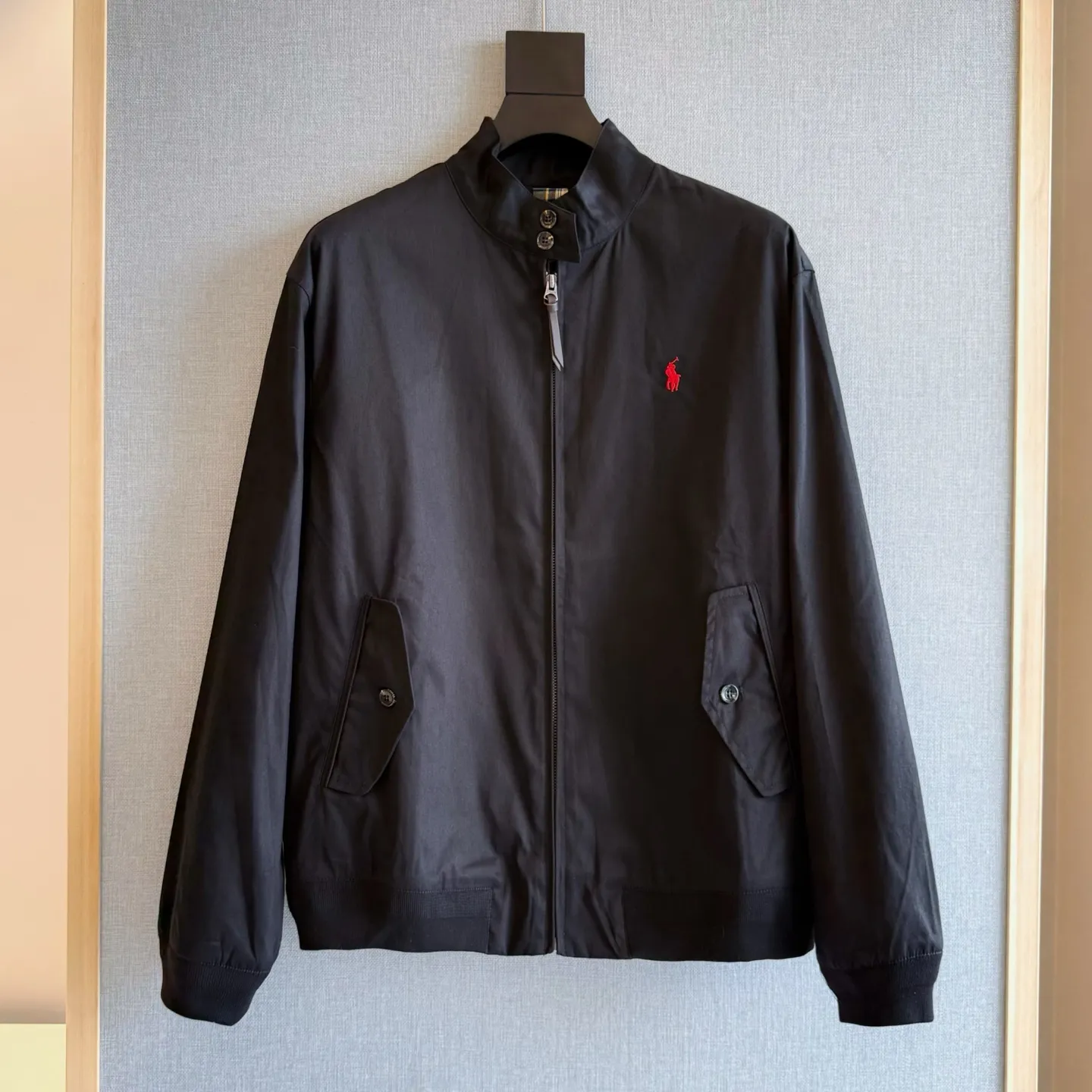 P350 model number: R05 Ralph Lauren unisex old money style old cadre stand collar workwear Harrington jacket color #khaki black size #M L The fabric has a double-layer shin feel and is full of weight! It's not as heavy as a regular jacket, and the ordinary cotton material feels really different. This one is super comfortable, soft and stylish, and has a green plaid interior that has a retro movie fashion feel! The fit is loose but not baggy. The size is just right and not picky. The dropped shoulder design modifies the shoulders without making them look bulky. This silhouette is a style that will never go out of style after being worn for a long time. The upper body is also very durable and recognizable. The loose and reasonable fit can be worn by both men and women. It is easy to create a clean and refreshing boyish look. Length: 68/70/72/74 Bust: 122/126/130/134 Shoulder width: 53/54/55/56 Sleeve length: 65/66/67/68